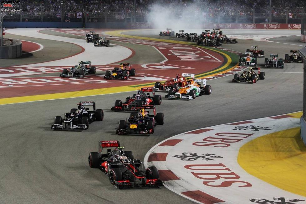 Lewis Hamilton (McLaren) beim Start an der Spitze, im Hinterfeld raucht es