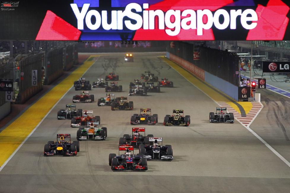 Start zum Grand Prix von Singapur 2012: Hamilton führt vor Maldonado, der aber in der ersten Kurve von Vettel überholt wird