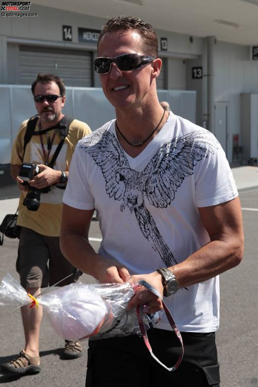 Michael Schumacher (Mercedes) mit einem Geschenk eines japanischen Fans