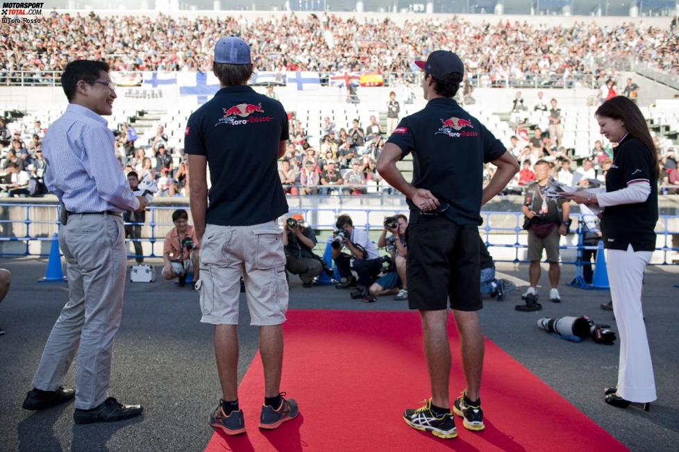 Daniel Ricciardo und Jean-Eric Vergne (Toro Rosso) staunen über die vielen japanischen Fans - schon am Donnerstag!