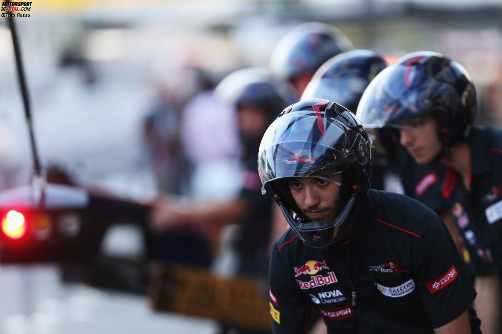 Die Boxencrew von Toro Rosso übt für das Wochenende