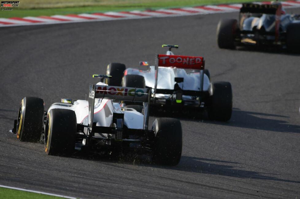 Lewis Hamilton (McLaren) vor und Kamui Kobayashi (Sauber) 