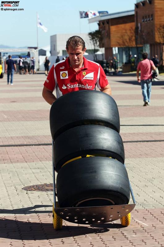 Ferrari-Mechaniker mit drei Pirelli-Reifen
