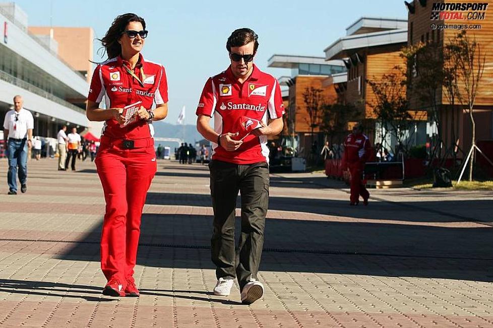 Fernando Alonso (Ferrari) mit Ferrari-Pressesprecherin