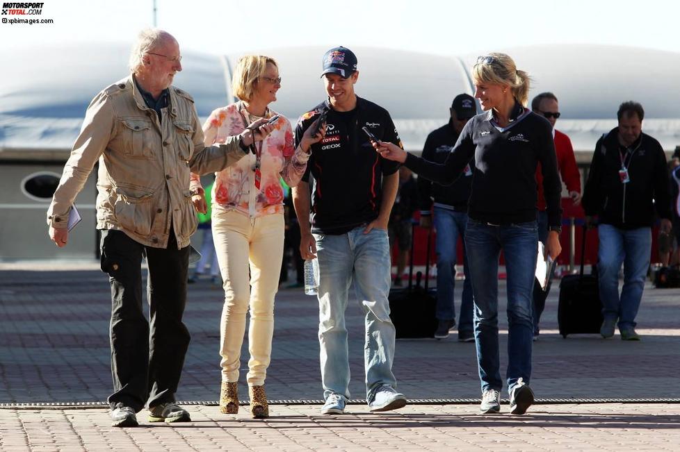 Die Journalisten Marco Degl'Innocenti und Karin Sturm mit Sebastian Vettel (Red Bull) und dessen Medienbetreuerin Britta Roeske