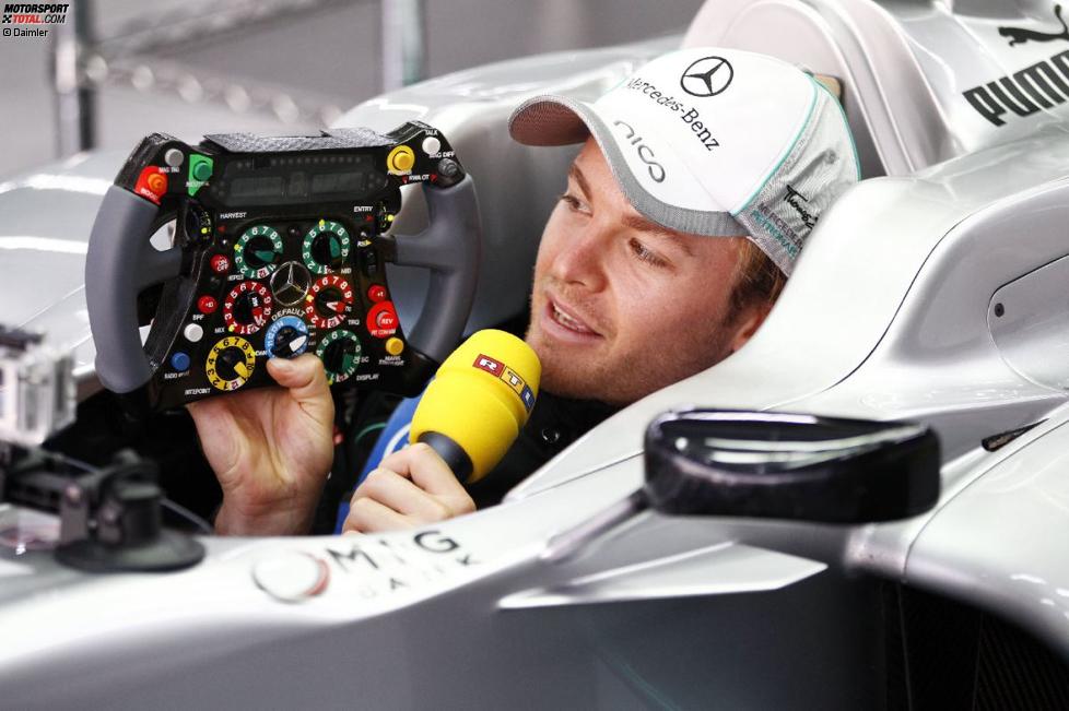 Nico Rosberg (Mercedes) erklärt für einen TV-Beitrag sein Lenkrad