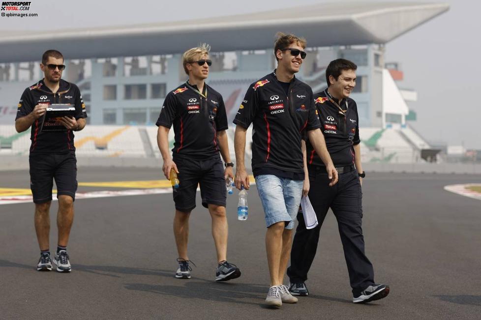 Sebastian Vettel (Red Bull) geht mit seiner Crew die Strecke ab