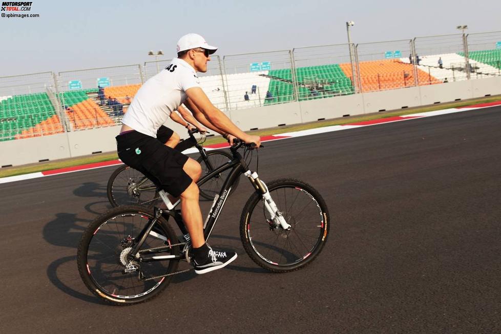 Michael Schumacher (Mercedes) fährt die Strecke mit dem Fahrrad ab