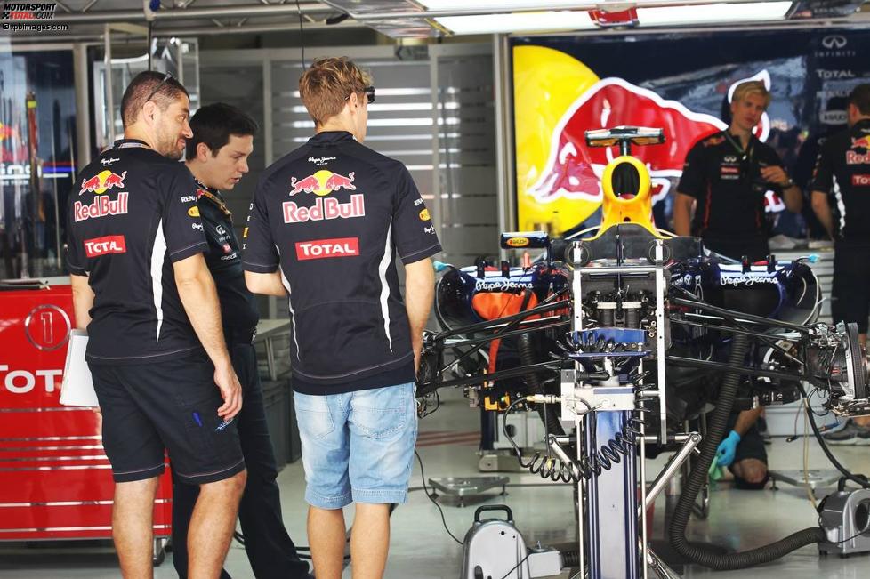 Sebastian Vettel (Red Bull) inspiziert die Box