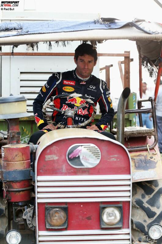 Mark Webber (Red Bull) fährt einen indischen Traktor