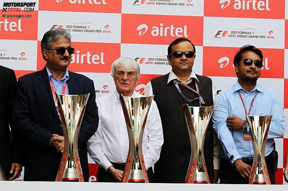 Bernie Ecclestone (Formel-1-Chef) mit dem Management in Noida und den Trophäen für das Rennen