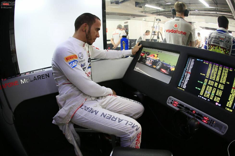 Lewis Hamilton (McLaren) beobachtet die Konkurrenz von Red Bull ganz genau