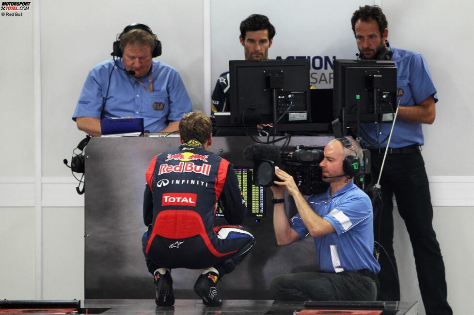Sebastian Vettel (Red Bull) und Mark Webber (Red Bull) beim Wiegen nach dem Qualifying