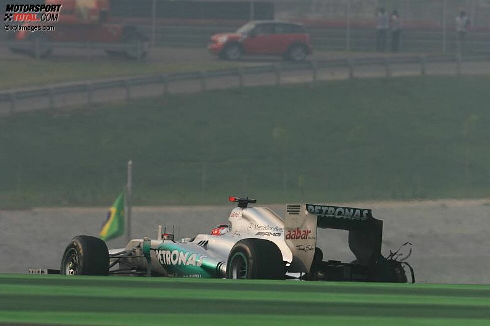 Michael Schumacher (Mercedes) humpelt mit einem Reifenschaden um den Kurs