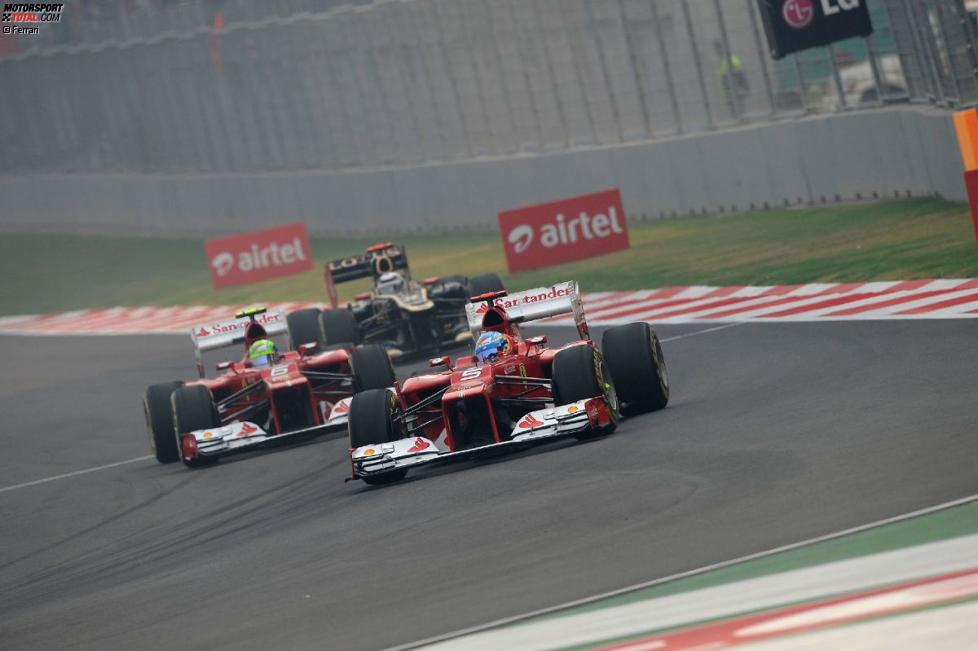 Fernando Alonso vor und Felipe Massa (Ferrari) 