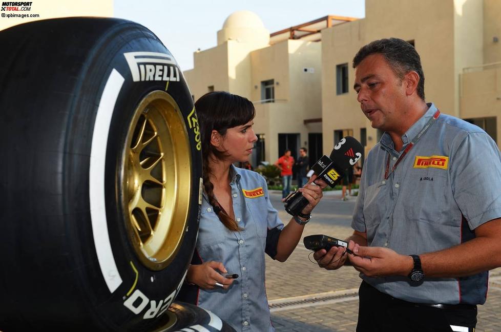 Pirelli-Ingenieur Mario Isola mit TV-Reporterin Laia Ferrer