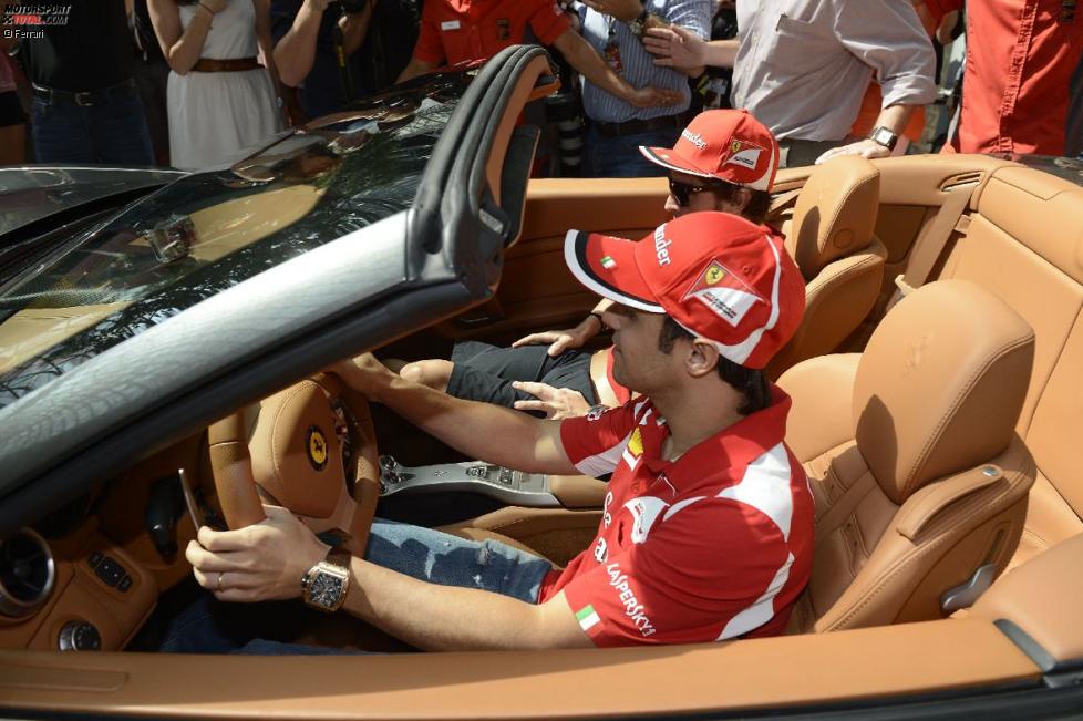 Fernando Alonso und Felipe Massa (Ferrari) in der Ferrari-World Abu Dhabi