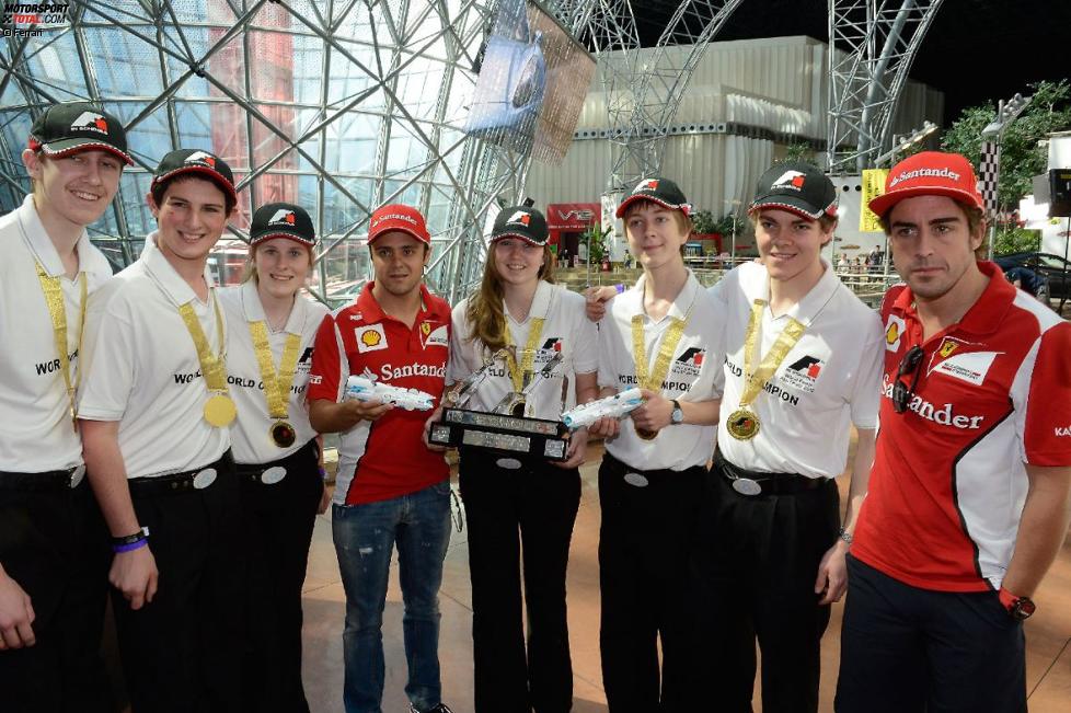 Fernando Alonso und Felipe Massa (Ferrari) in der Ferrari-World Abu Dhabi