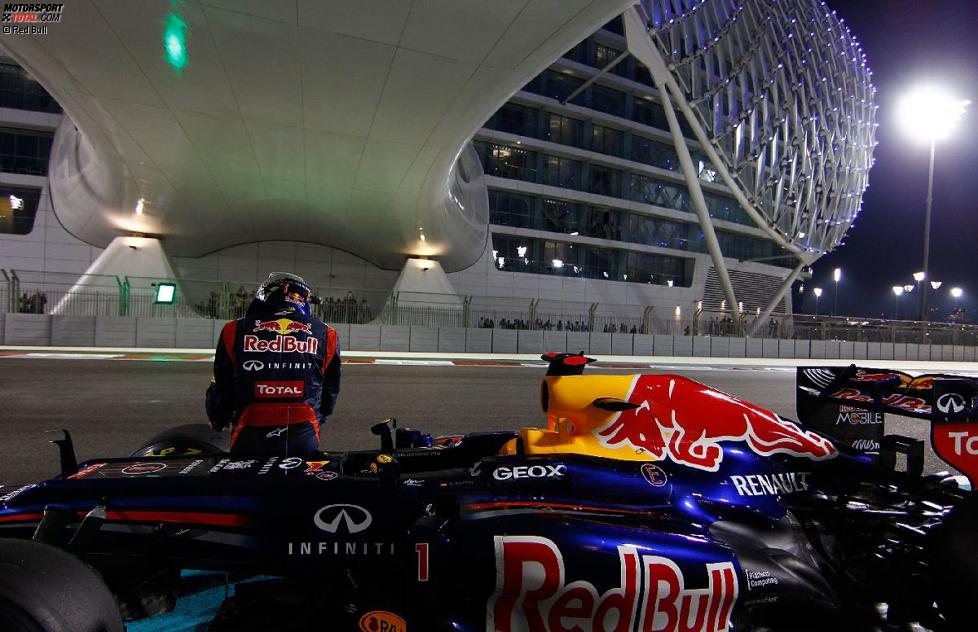 Sebastian Vettel (Red Bull) rollt mit zu wenig Benzin im Tank aus