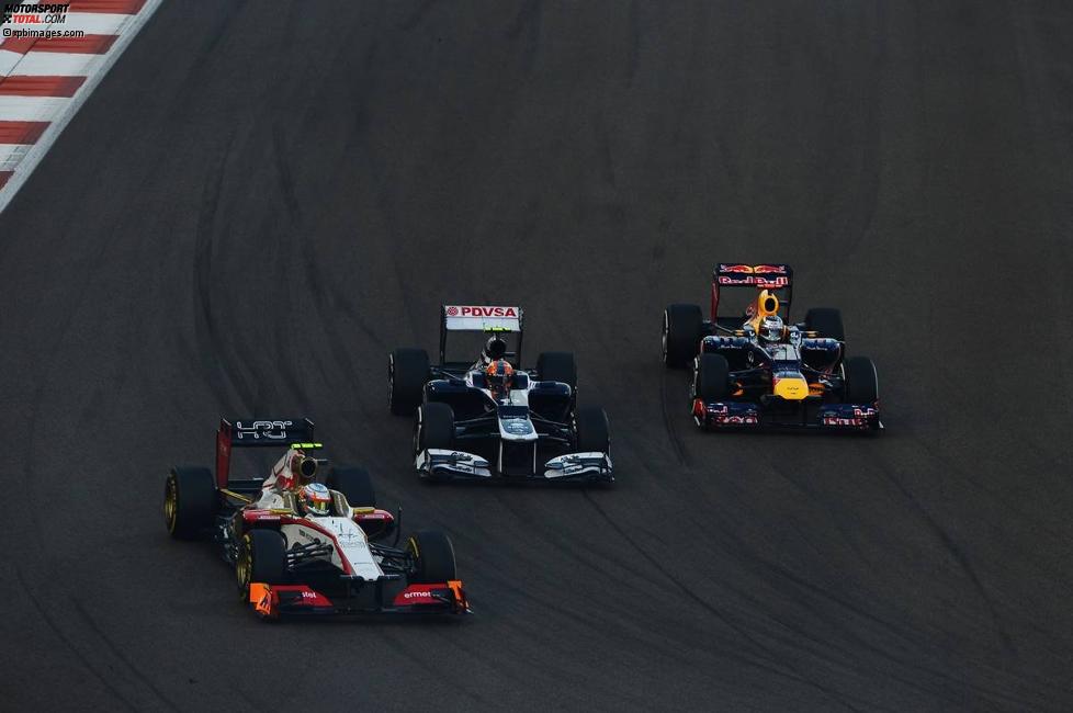 Narain Karthikeyan (HRT), Bruno Senna (Williams) und Sebastian Vettel (Red Bull) 