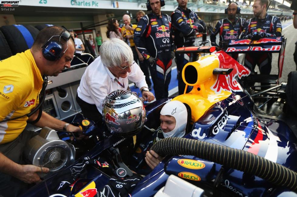 Bernie Ecclestone (Formel-1-Chef) wünscht Sebastian Vettel (Red Bull) vor dem Start aus der Boxengasse alles Gute