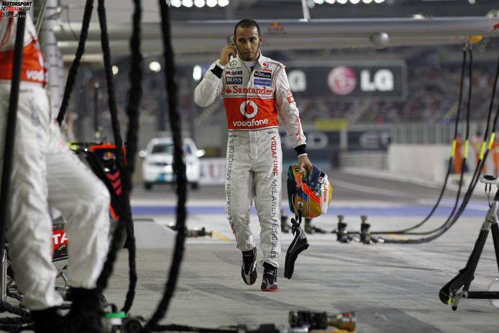Lewis Hamilton (McLaren) kommt nach seinem Ausfall enttäuscht an die Box zurück