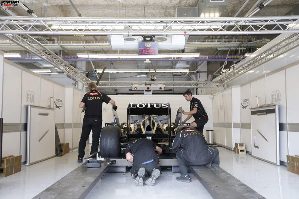 Scrutineering: Lotus-Renault E20 wird in der FIA-Box vermessen und gewogen