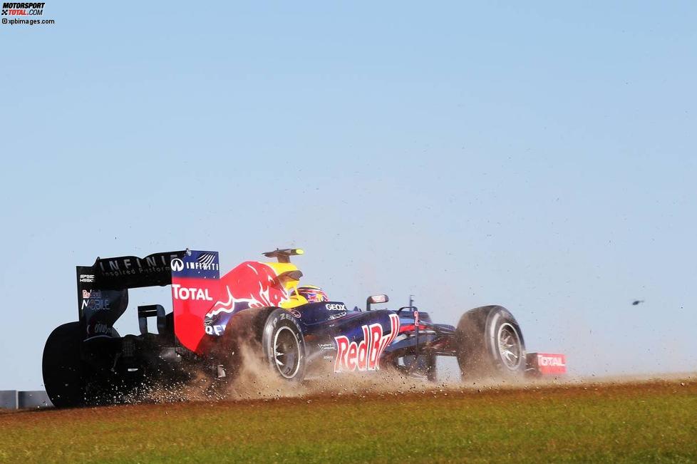 Mark Webber (Red Bull) wirbelt Staub auf