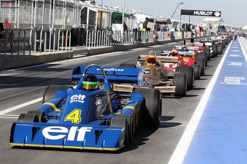 Ein Tyrrell P34 in Austin führt das Feld historischer Formel-1-Auto an