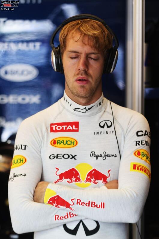 Sebastian Vettel (Red Bull) konzentriert sich mit Kopfhörern und Musik