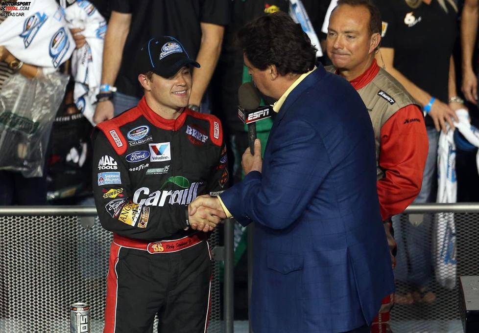 NASCAR-Präsident Mike Helton gratuliert Ricky Stenhouse 
