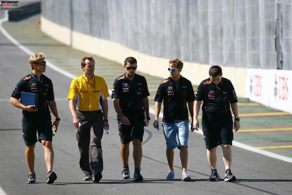 Sebastian Vettel (Red Bull) geht mit seinen Ingenieuren die Strecke ab
