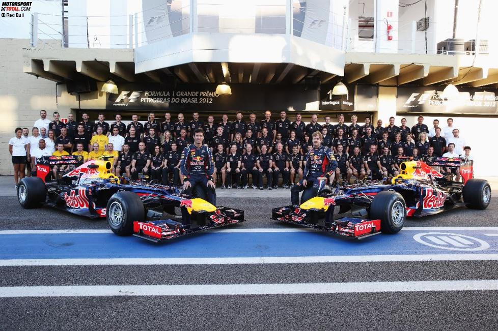 Konstrukteurs-Weltmeister: Sebastian Vettel (Red Bull) und Mark Webber (Red Bull) auf dem Teamfoto 2012