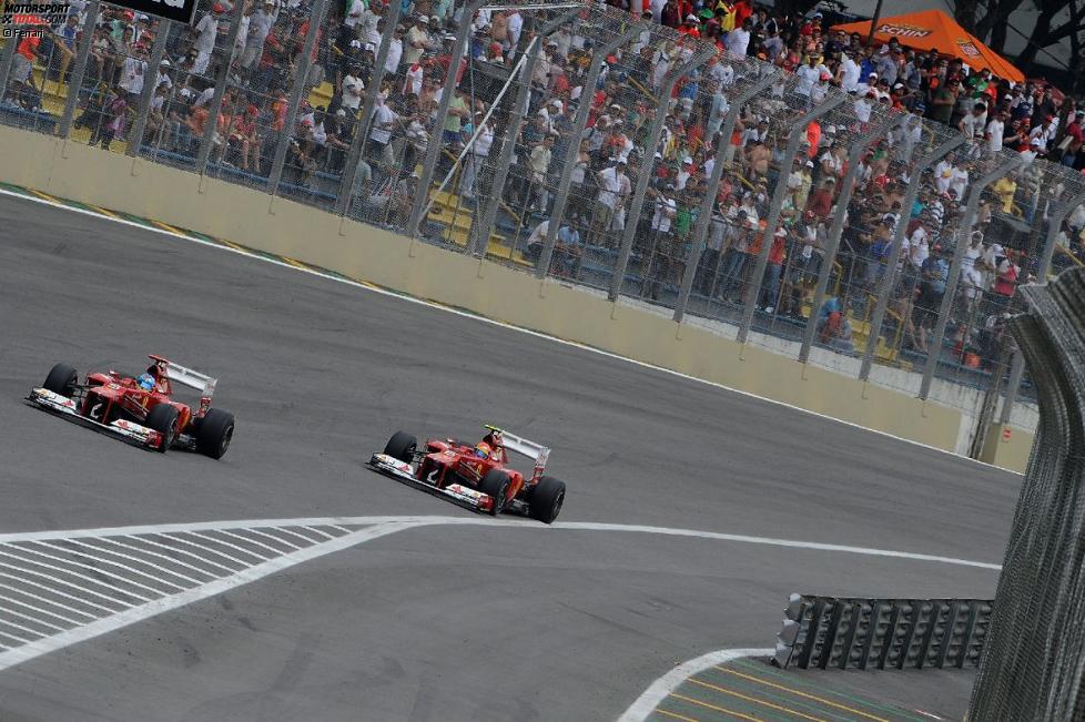Fernando Alonso vor und Felipe Massa (Ferrari) üben im Abschlusstraining Windschattenfahren