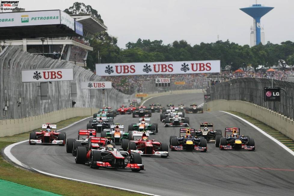Lewis Hamilton (McLaren) führt das Feld beim Start an