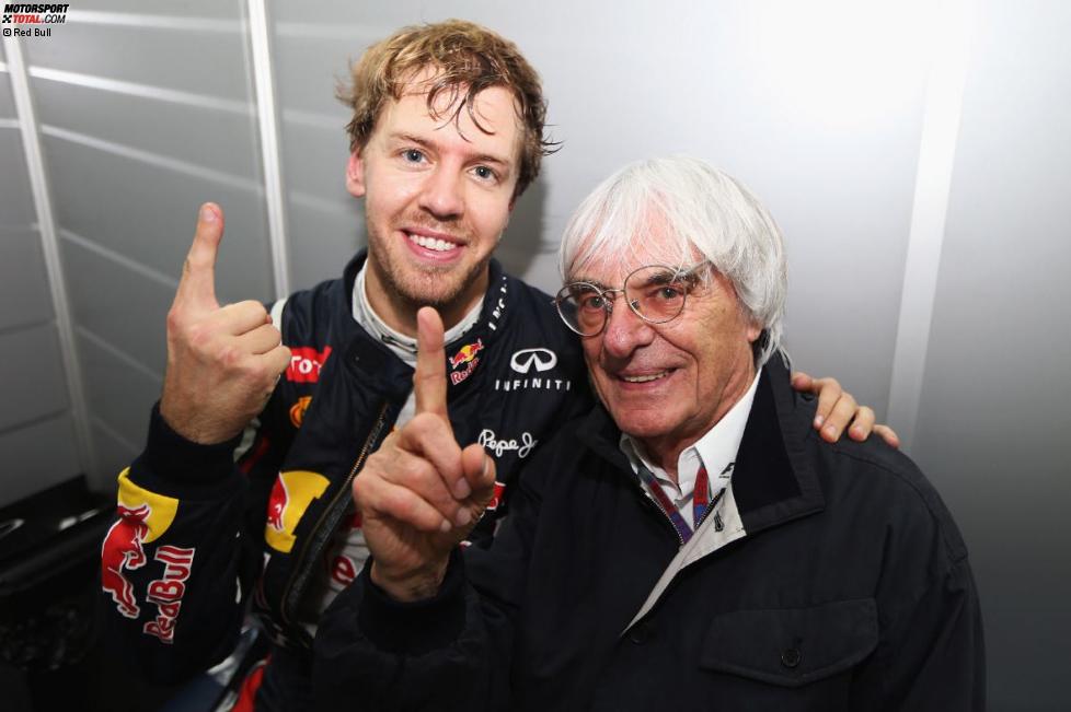 Sebastian Vettel (Red Bull) und Bernie Ecclestone (Formel-1-Chef), der mit dem berühmten Vettel-Finger gratuliert