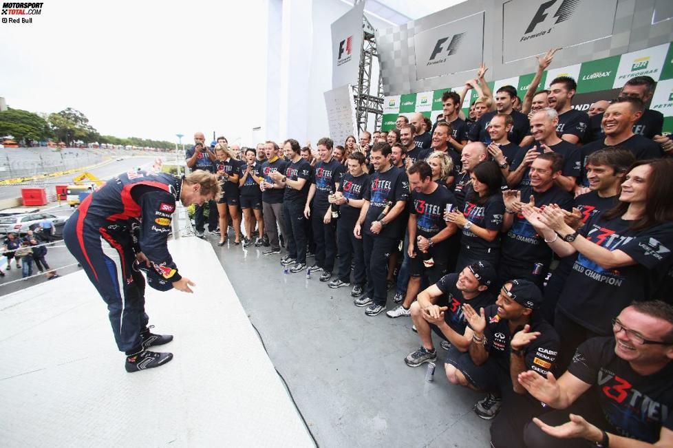 Sebastian Vettel (Red Bull) verneigt sich vor seinem Team