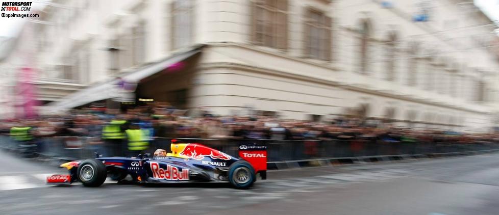 Sebastian Vettel (Red Bull) rast durch die Straßen von Graz