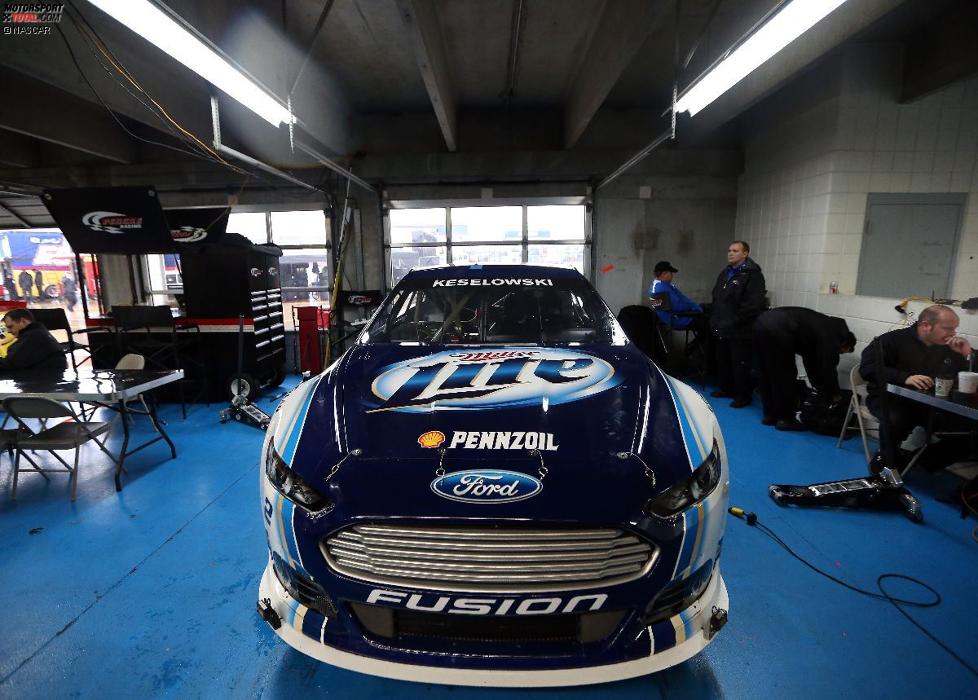 Der Ford Fusion von Brad Keselowski (Penske) in der Garage