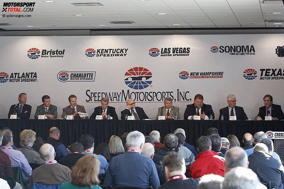 Speedway Motorsports Inc. (SMI) mit Bruton Smith in der Mitte