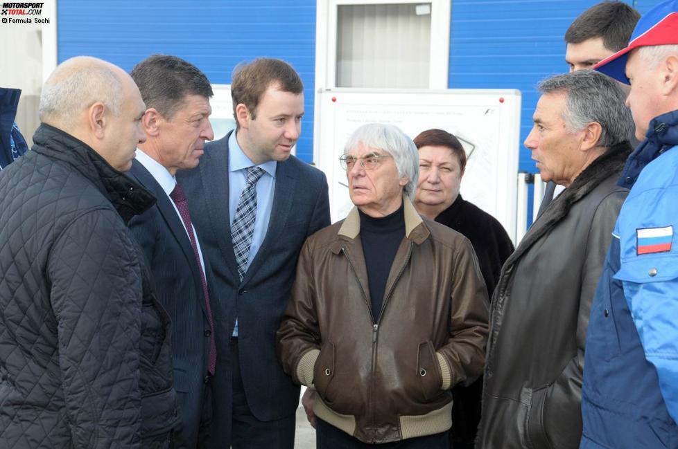 Bernie Ecclestone und Vize-Ministerpräsident Dmitri Kosak begutachten die Bauarbeiten an der Rennstrecke in Sotschi