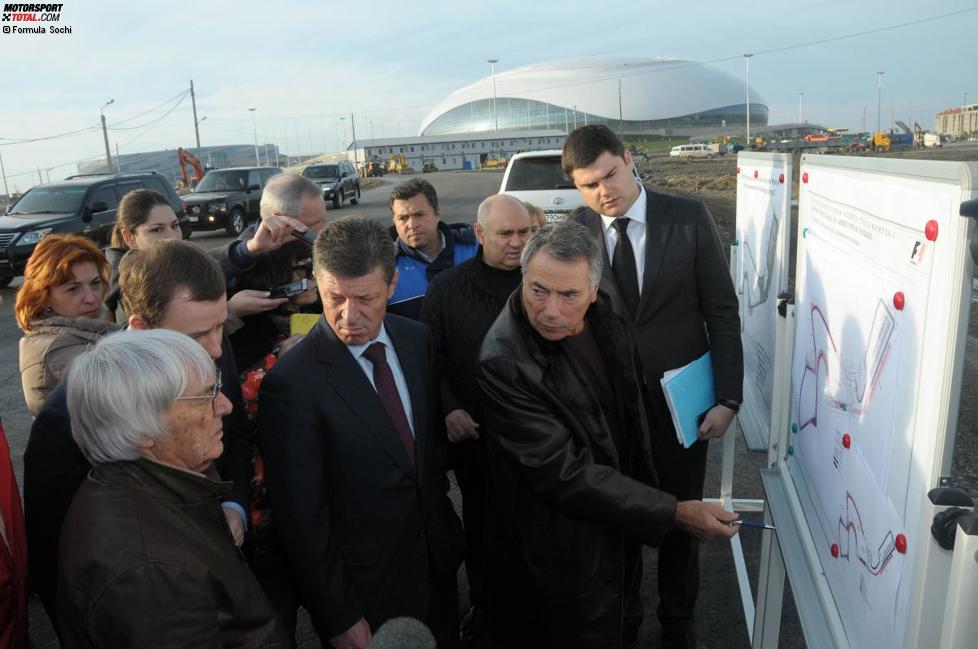 Bernie Ecclestone und Vize-Ministerpräsident Dmitri Kosak begutachten die Bauarbeiten an der Rennstrecke in Sotschi