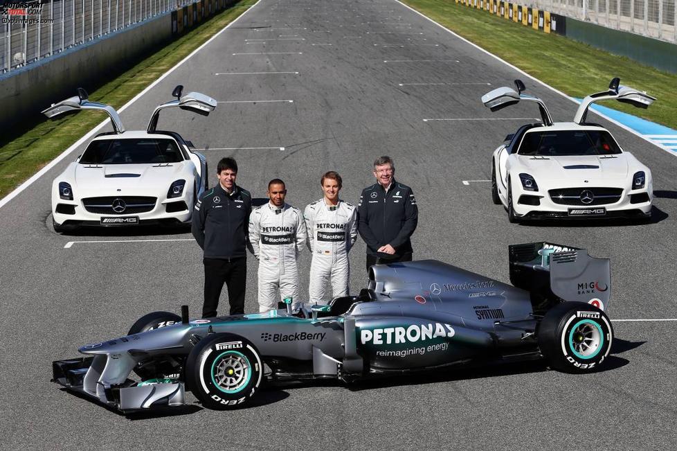Toto Wolff, Lewis Hamilton, Nico Rosberg und Ross Brawn (Mercedes) mit dem F1 W04