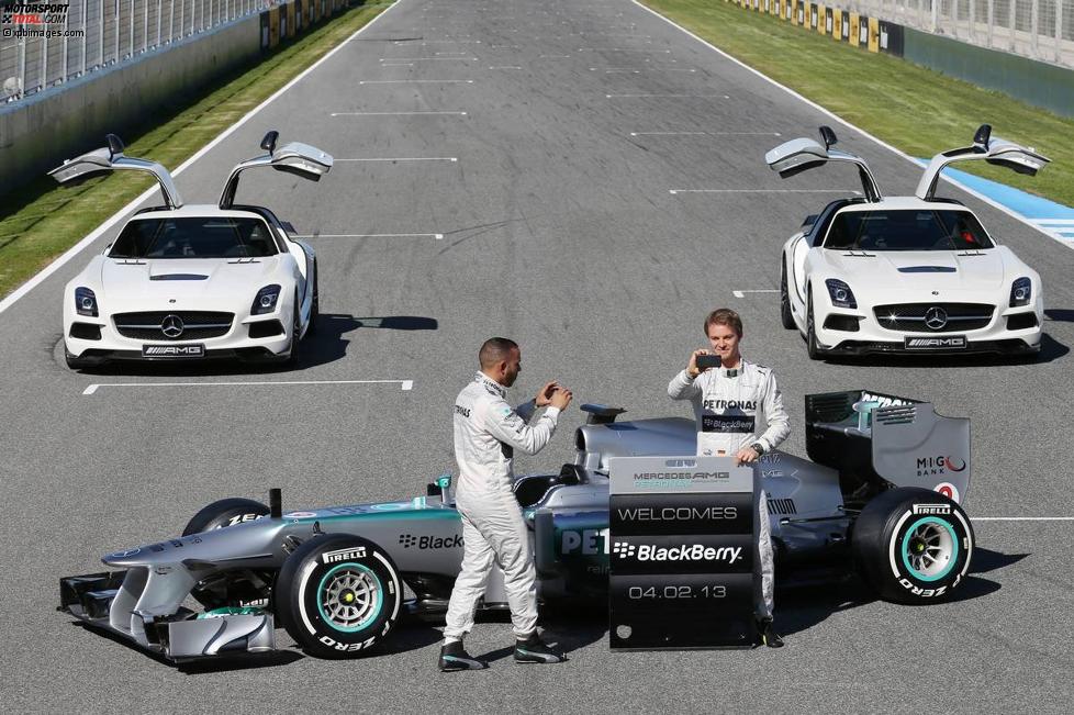 Lewis Hamilton (Mercedes) und Nico Rosberg (Mercedes) fotografieren den F1 W04 mit ihren neuen Handys