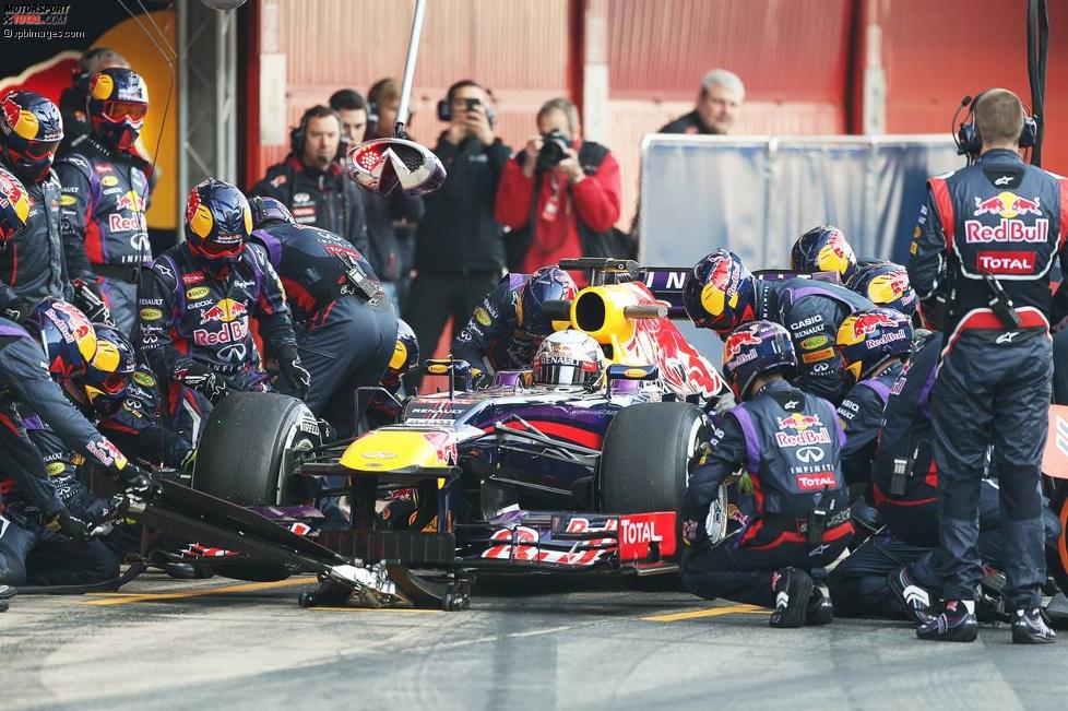 Sebastian Vettel (Red Bull) und seine Mannschaft übten am Mittwochmorgen immer wieder Reifenwechsel mit neuen Werkzeugen.