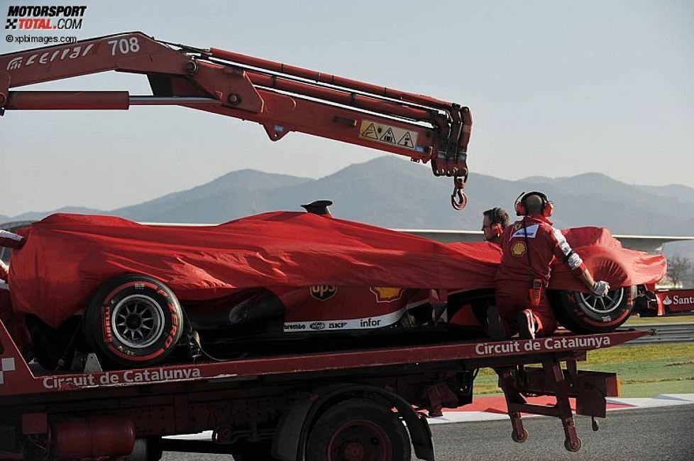 Felipe Massas Ferrari wird abtransportiert, nachdem der Brasilianer kurz vor Ende des Testtages das linke Vorderrad des Autos verloren hatte.