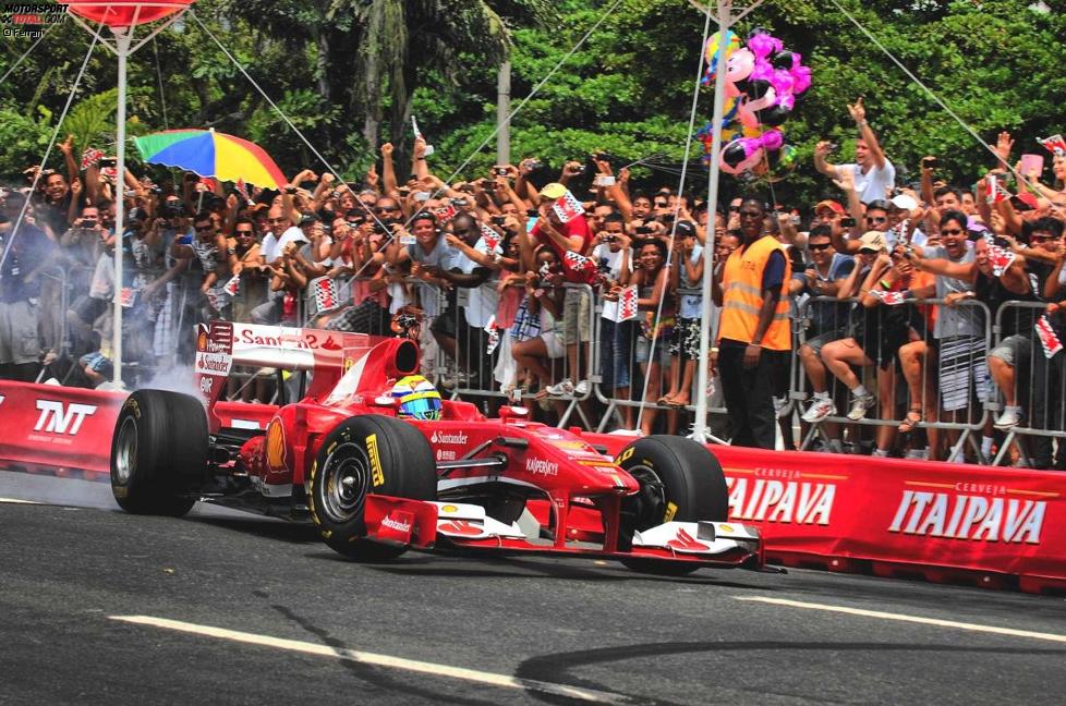 Felipe Massa lässt die Reifen qualmen