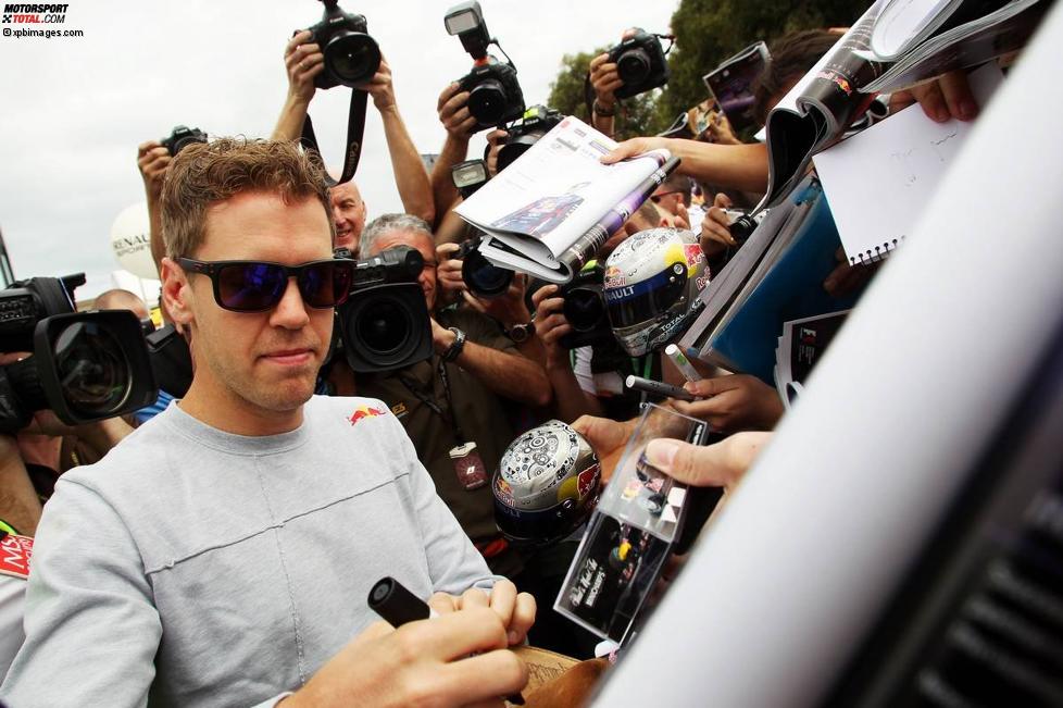 Sebastian Vettel (Red Bull) gibt Autogramme