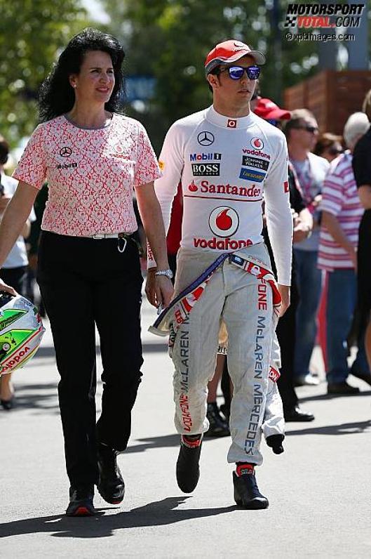 Sergio Perez (McLaren) mit Pressesprecherin Sylvia Hoffer