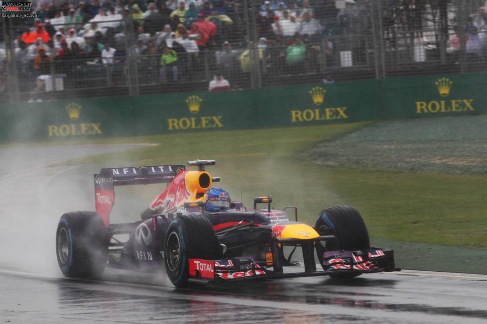 Auch Sebastian Vettel (Red Bull) musste sich seinen Weg durch die Fluten bahnen